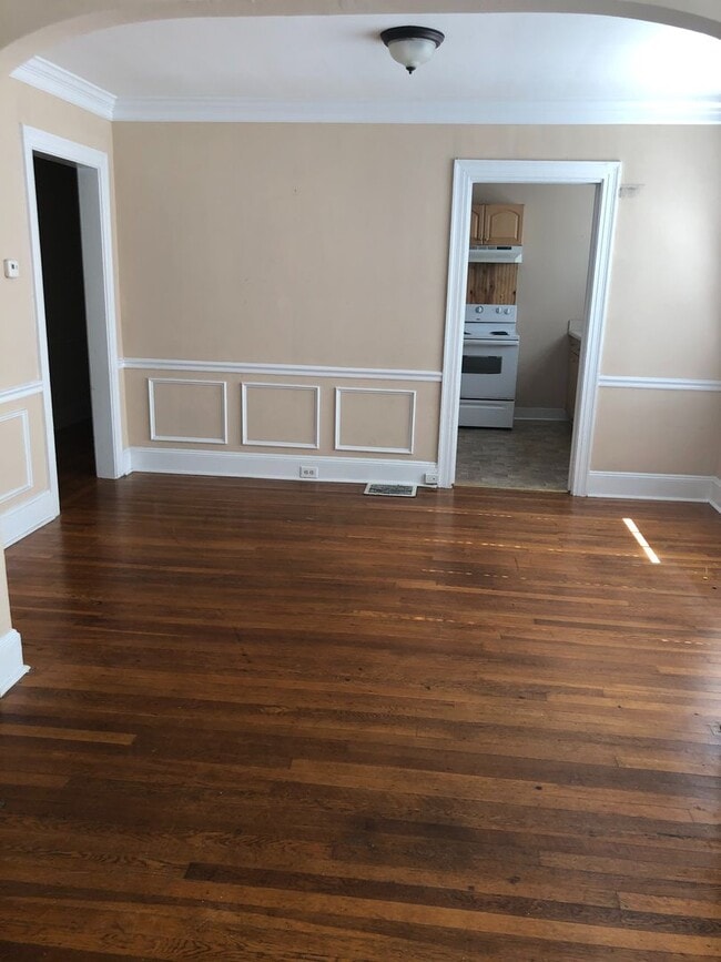 Building Photo - 2 Bedroom 1 Bathroom Duplex