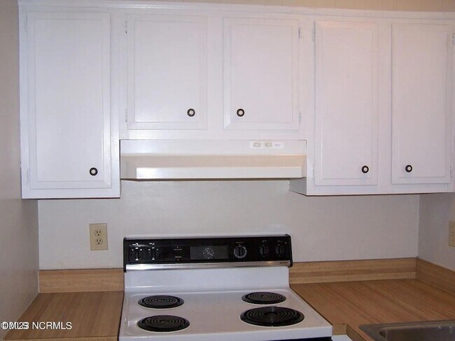 Building Photo - 220 Foxkroft Dr