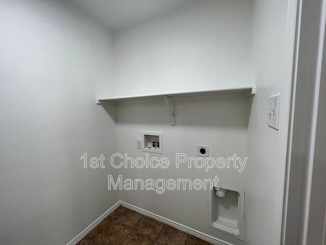 Building Photo - 2421 Clairborne Dr