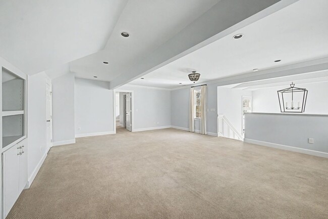 Building Photo - Beautiful 4BD/3.5BA home in the heart of Green Hills.