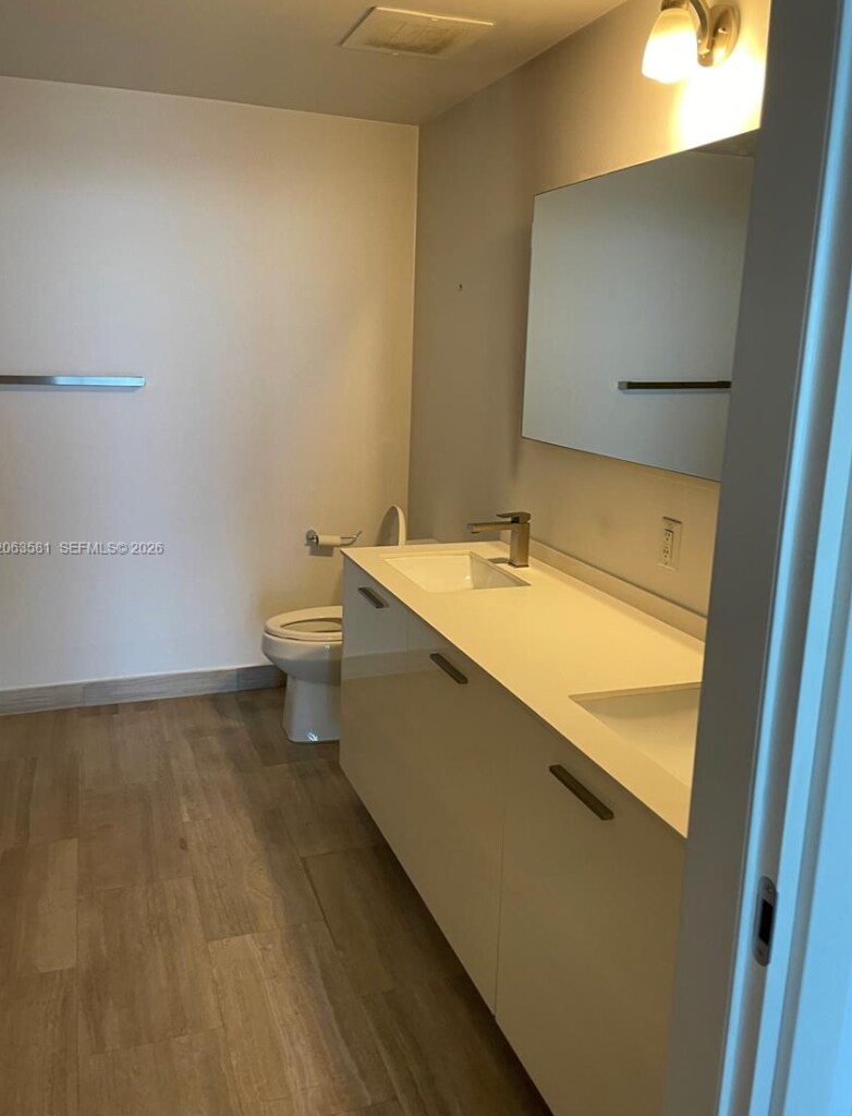 Building Photo - 1300 Brickell Bay Dr