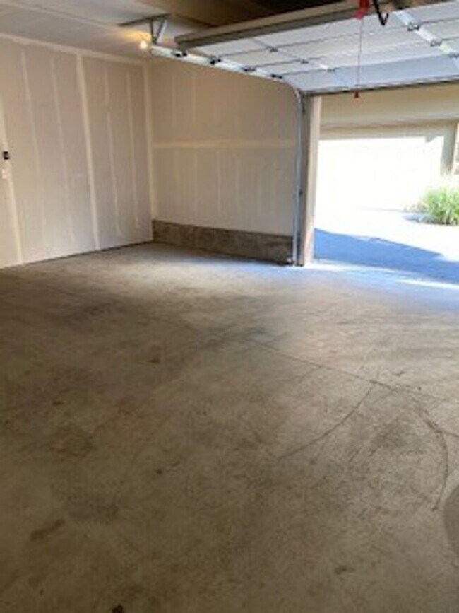 Building Photo - 1090 SW 162nd Ave