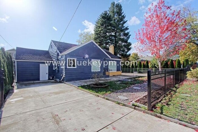 Building Photo - 3 Bed, 2 Bath Home Near Mill City Park in Portland