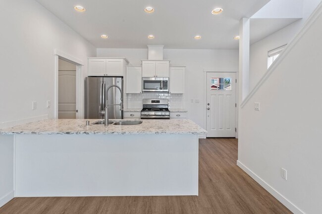 Building Photo - 3 Bath 2.5 Bath - Modern Townhome - Hillcrest - NAS Whidbey