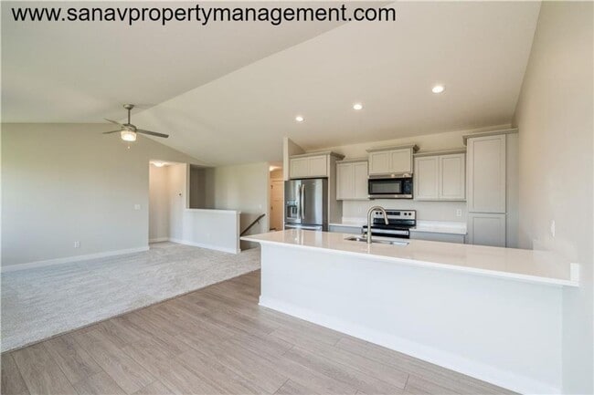 Building Photo - Beautiful 3 bedroom in Prime Waukee Location - Close to it ALL