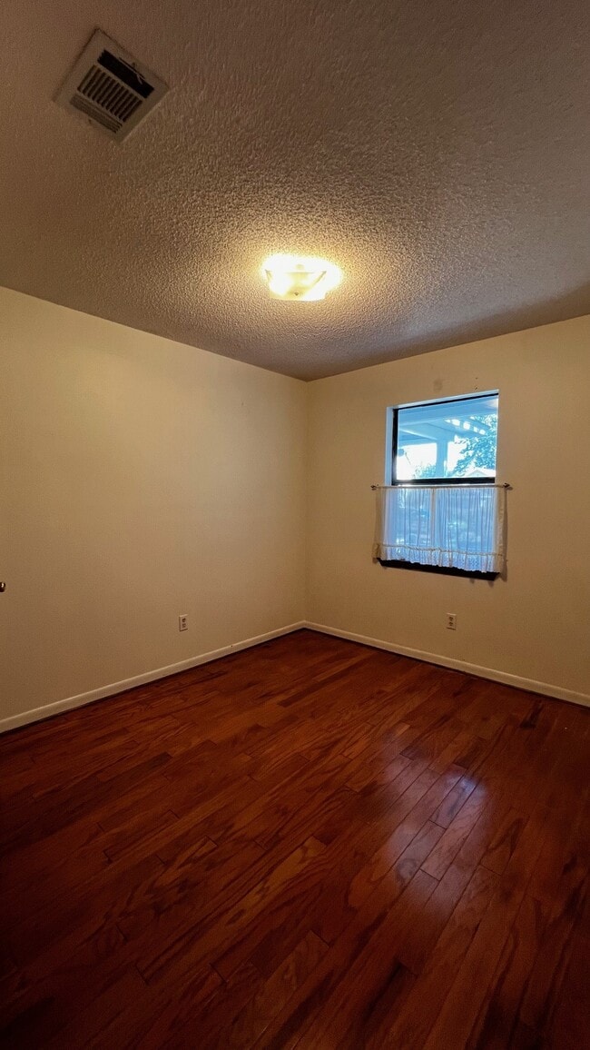 Building Photo - 905 Van Ave