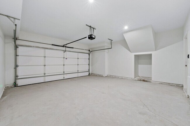 Building Photo - BRAND NEW Townhome located in Westside Ben...