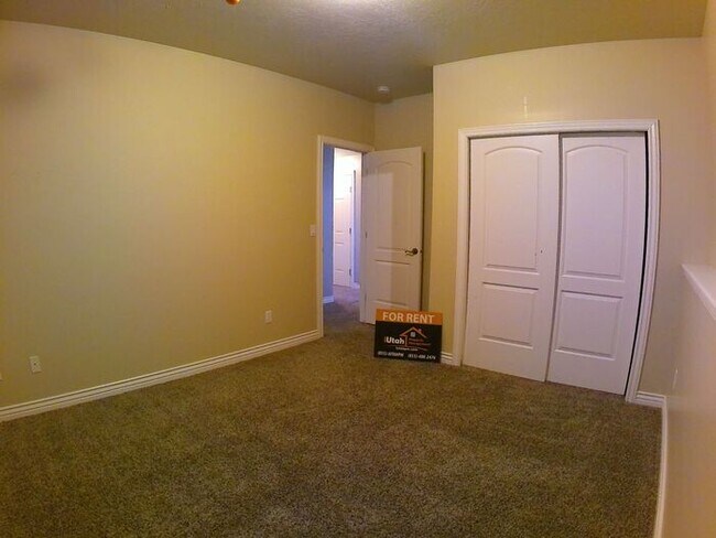 Building Photo - 5 bdrm 3bth Home 3 Car Garage Some utilities included