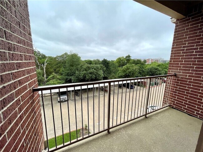 Building Photo - 1915 Dartmouth St