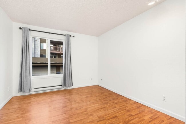 Building Photo - Limited Time Offer! Spacious 2Bd/2Bath Condo located in The Ridge Community in Bellevue