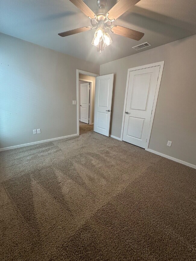 Building Photo - Spacious 3/2/2 in Upland Crossing
