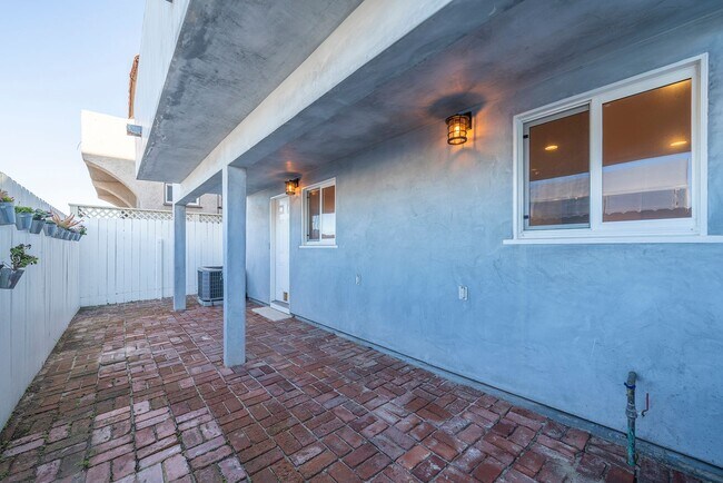 Building Photo - Warm & Inviting Manhattan Beach Rental Home!
