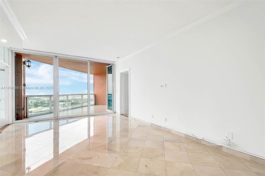 Building Photo - 300 S Pointe Dr
