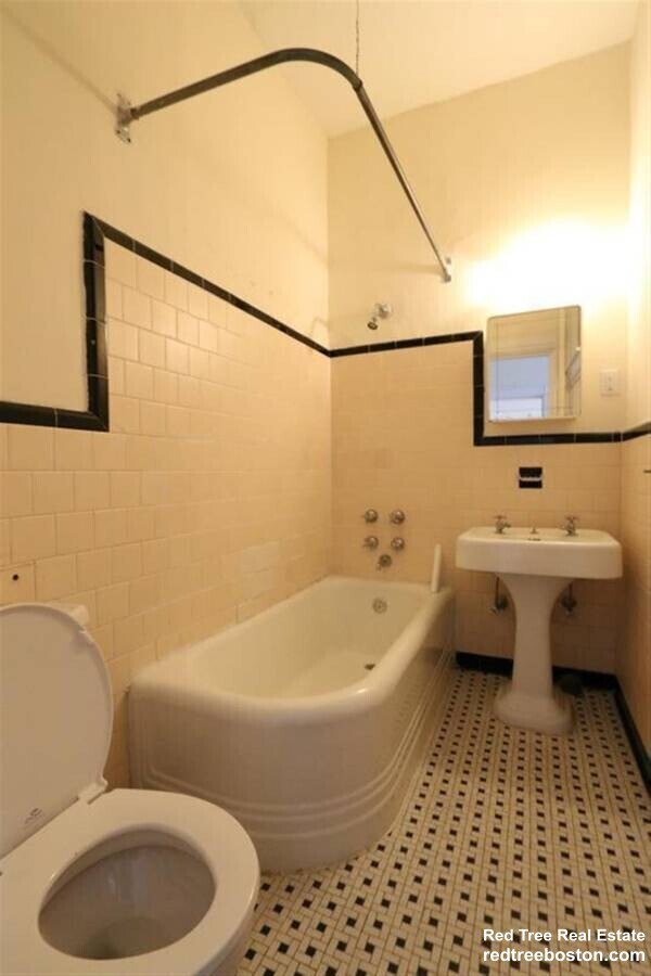 Building Photo - 2 Ware St