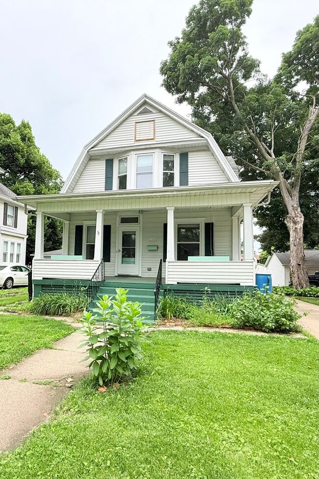 Primary Photo - Spacious 3-Bedroom Home with Modern Comfor...