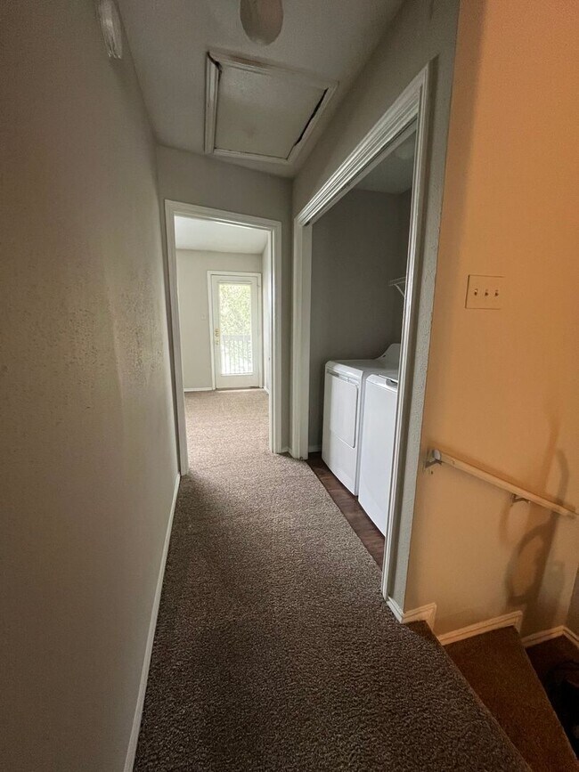Building Photo - 2bed/2.5 bath condo close to downtown