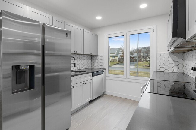 Building Photo - Beautiful fully renovated 5 bed 2 bath House with a sun room and large yard