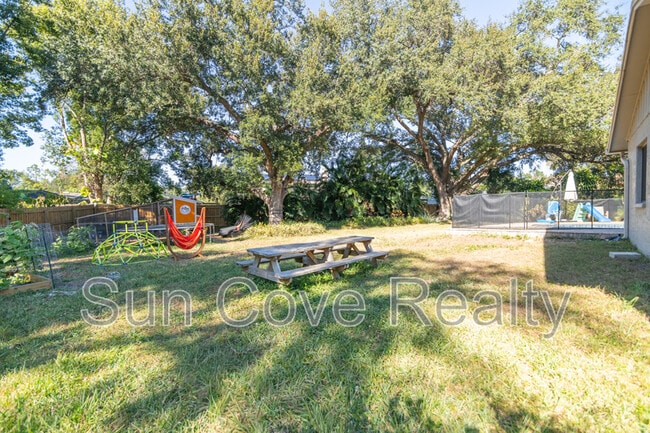 Building Photo - 915 Woodleaf Way