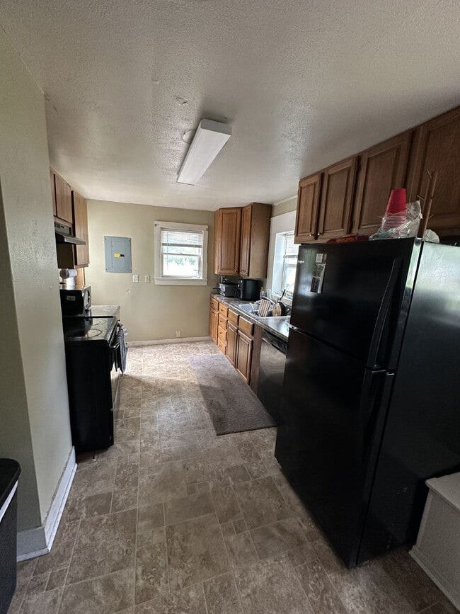 Building Photo - 5 Bed 2 Bath close to UWEC available June 1st! Has a new bathroom!