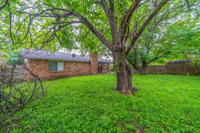 Building Photo - Move-In Ready 3-bed 2-bath!