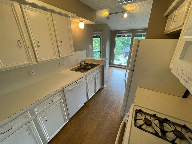 Building Photo - 2608 Carnarvon Ln