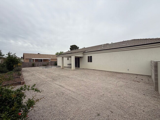 Building Photo - 3 Bedroom 2 Bathroom Home