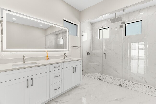 Building Photo - 2014 NE 9th Ave