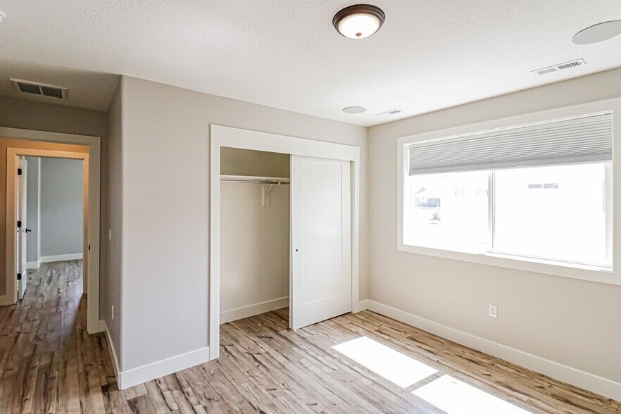 Building Photo - 1611 W Parkview Dr