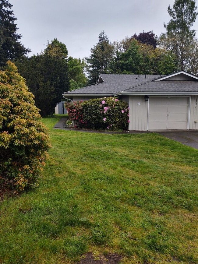 Building Photo - 2BD/1B Lacey Duplex with Large Yard and Ga...