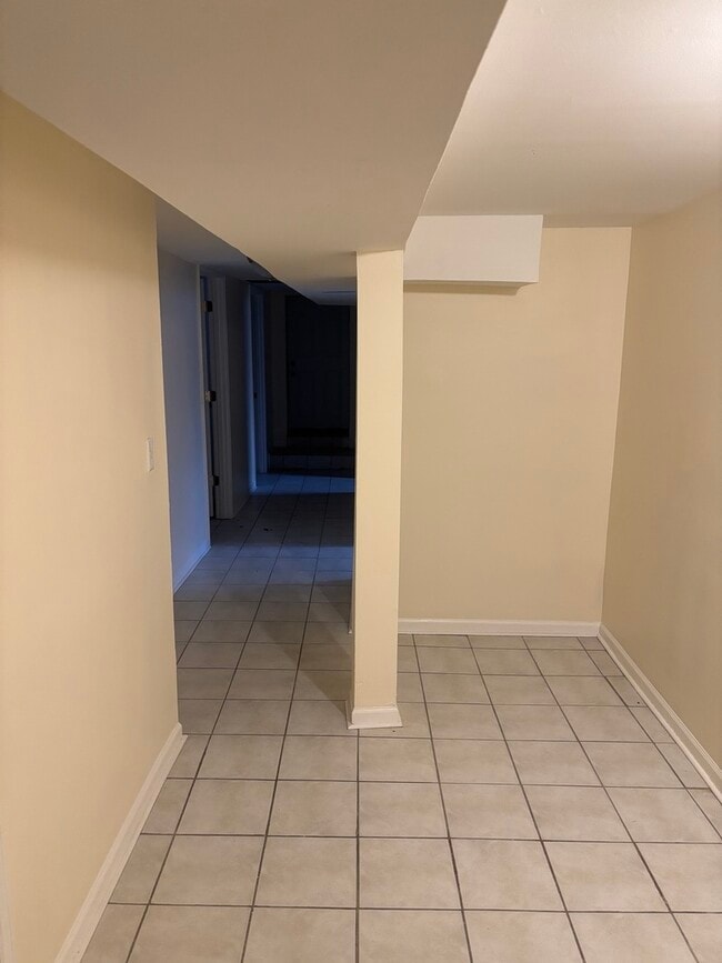 Building Photo - 115 S Kilbourn Ave