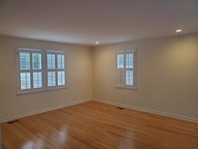 Building Photo - 108 Warren Rd