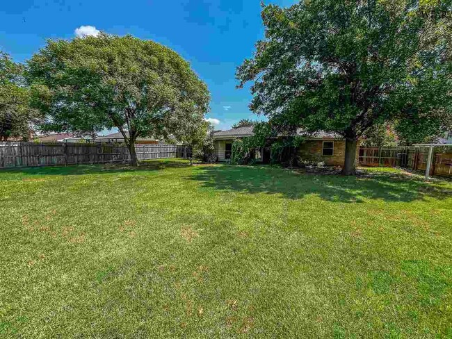 Building Photo - 4624 Trailwood Dr