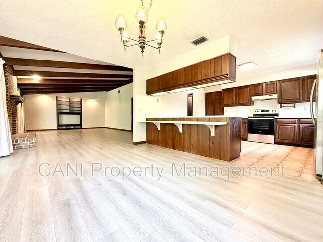 Building Photo - 733 Westchester Dr