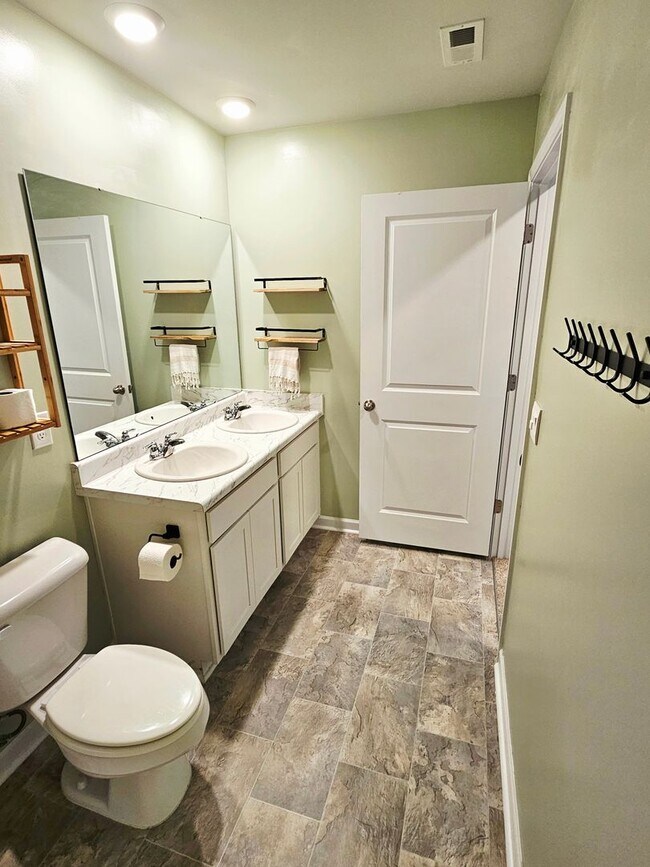 Building Photo - Beautiful Home 4 Bedroom 2.5 Bath
