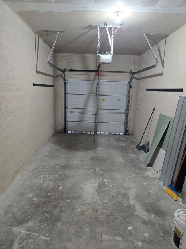 Building Photo - Prime Location & Modern Comfort in Greenacres! 3 Bed 2.5 Bath Townhouse