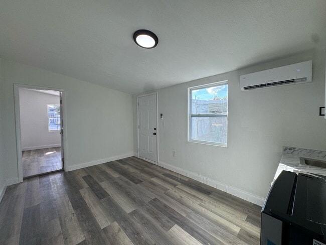 Building Photo - 585 Lindley Terrace