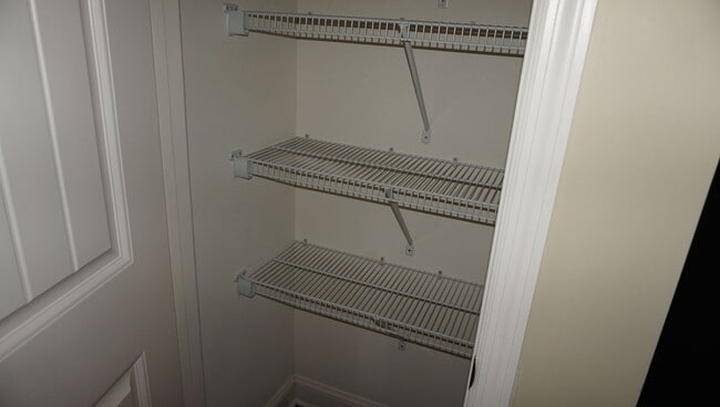 Building Photo - Beautiful and convenient