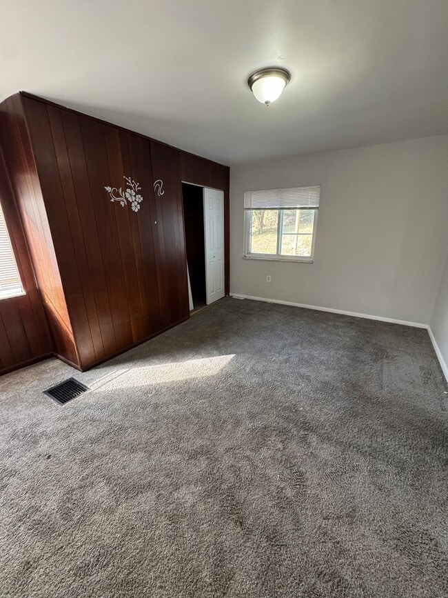 Building Photo - 4 Bedroom 1 Bathroom in Fineview!