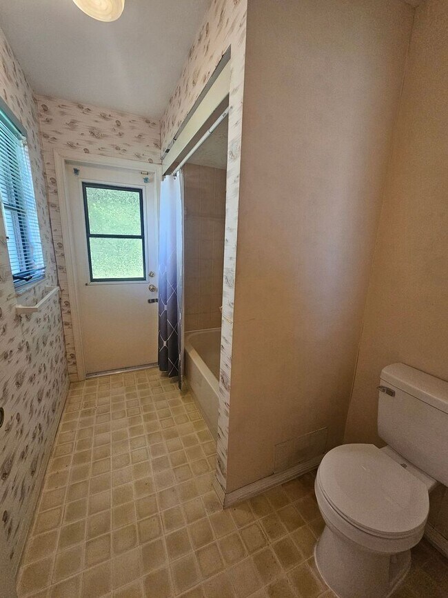 Building Photo - 3/2/2 Annual Rental available with lawn care included!!