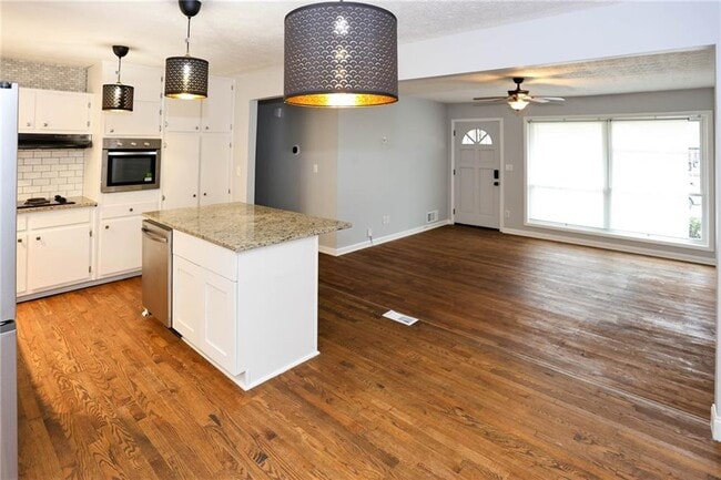 Building Photo - 667 Tara Cir SE