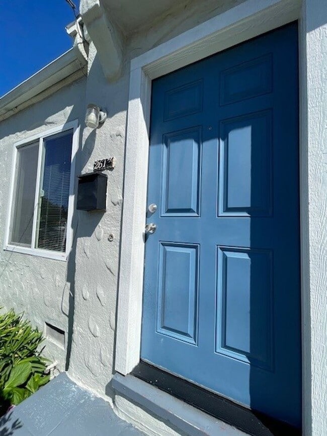 Building Photo - Quaint Studio, Freshly Painted, with moder...