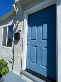 Building Photo - Quaint Studio, Freshly Painted, with modern fixtures, with front and back entrance,