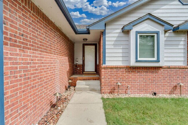 Building Photo - "Spacious 4-Bedroom Retreat with 3 Full Baths in Prime Wichita Location – 2,812 Sq. Ft.!"  Hurry!...