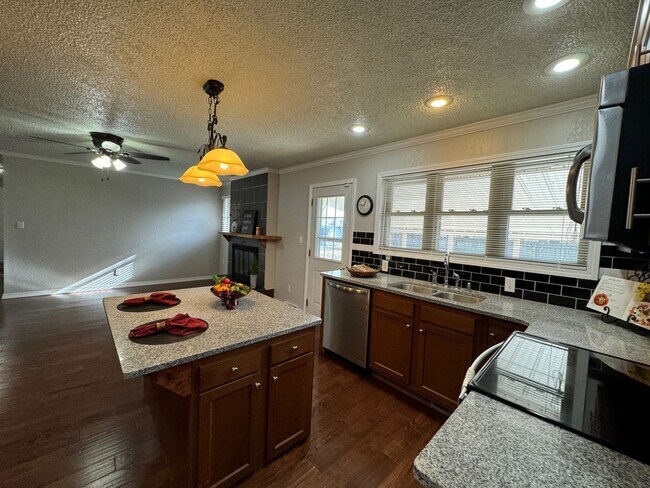 Building Photo - Gorgeous 3 bedroom, 2 bath home in a great Springfield neighborhood!