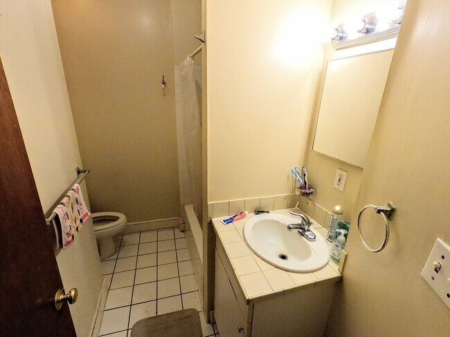 Building Photo - 20 Ashley St