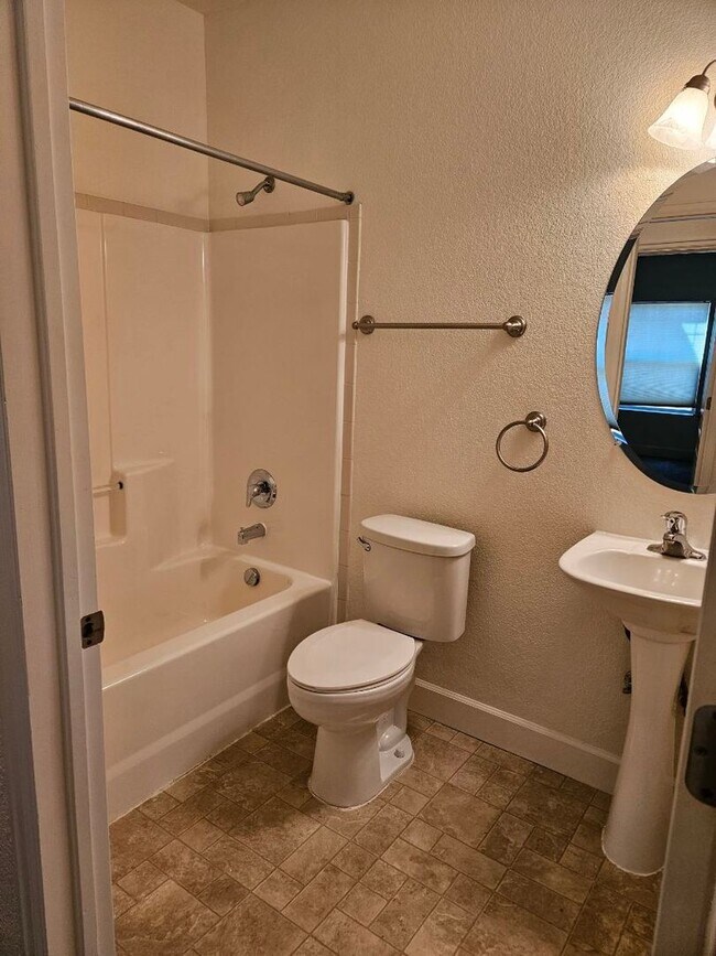 Building Photo - Beautiful 2 Bedroom Condo Avail 9/2