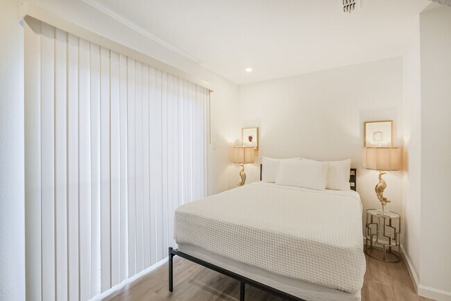 Building Photo - 5021 Libbey Dr