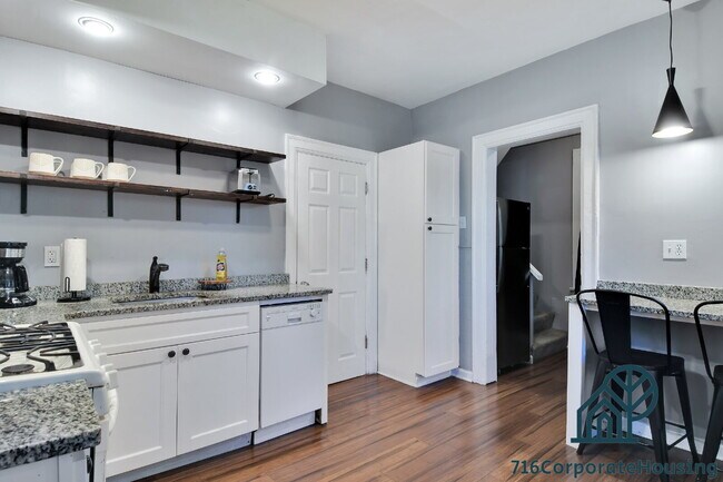 Building Photo - Furnished 3-Bedroom Carriage House on Bird Ave