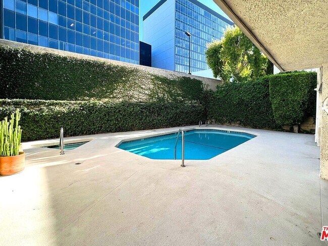 Building Photo - 16022 Moorpark St