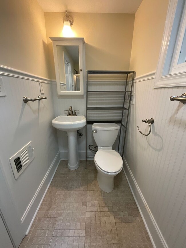 Building Photo - AVAILBLE NOW TO VIEW/LEASE! Classic Ardmor...